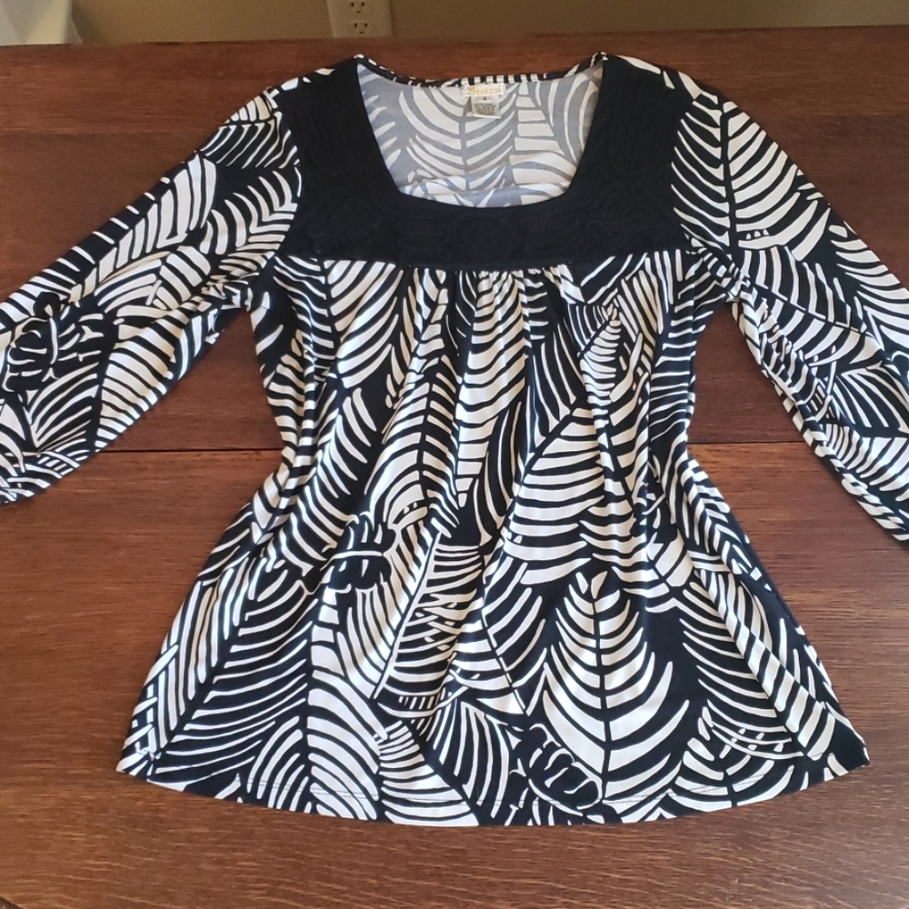 ♦️FINAL PRICE Bestoiu Black-n-White Flowy Top